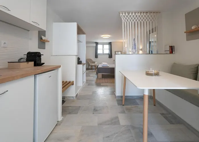 White W1 New In Apartment *