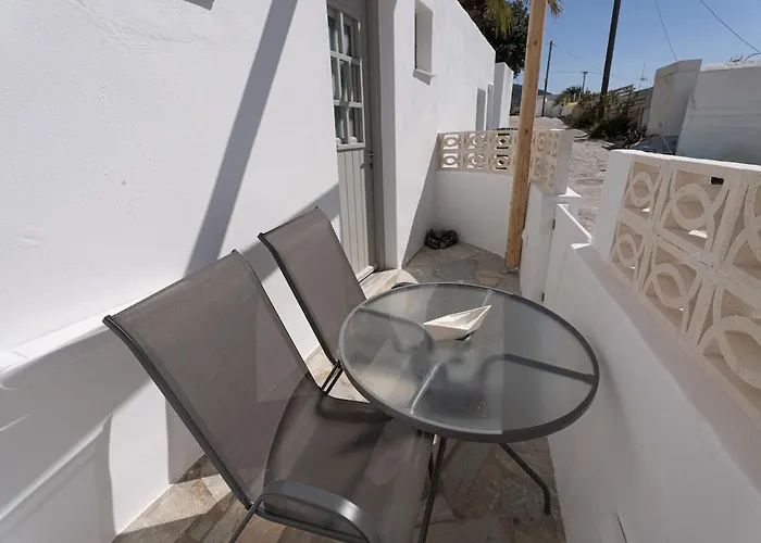 White W1 New In * Naousa (Paros)